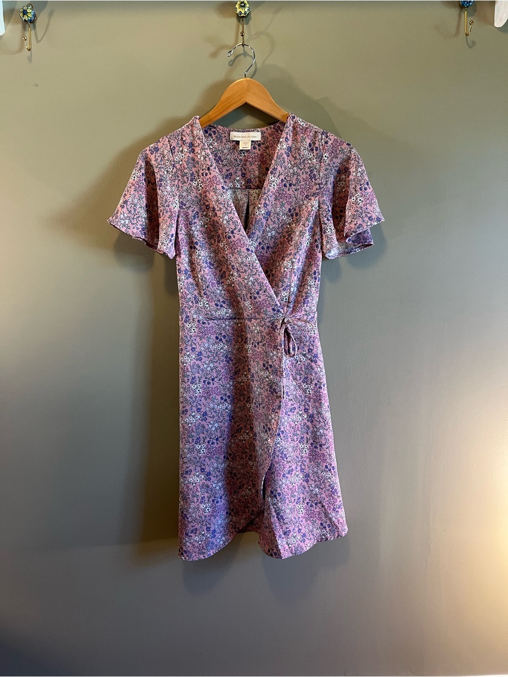 Monteau Los Angeles Floral‎ Lavender Wrap Mini Dress with Flutter Sleeves